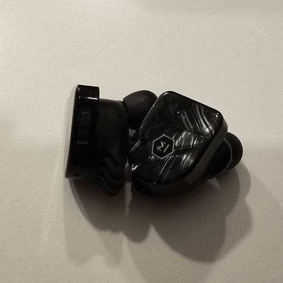 Master & Dynamic MW07 plus earbuds - Picture 7 of 9